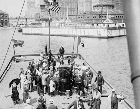 RECORD DATE NOT STATED Menotti Nanni s safe, 1918. Shows inventor Menotti Nanni demonstrating that his ocean floating safe was unsinkable by locking himself inside and having it submerged into water for one minute at Battery Park, New York City. Copyright:xHeritagexArt HeritagexImagesxBainxNewsxServicex IMAGO, ! ACHTUNG: AUFNAHMEDATUM GESCHÄTZT!  Copyright:HeritagexArt HeritagexImagesxBainxNewsxServicex IMAGO