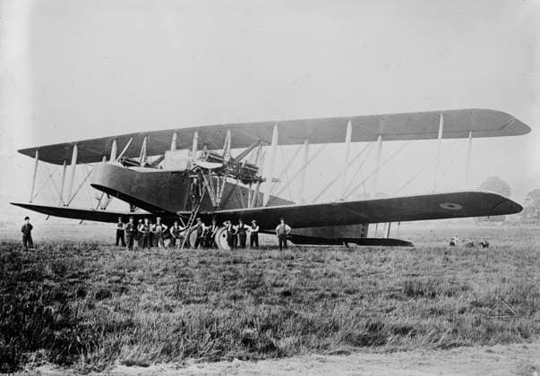 RECORD DATE NOT STATED Plane British Handley Page, between c1915 and c1920. Copyright:xHeritagexArt HeritagexImagesxBainxNewsxServicex IMAGO, ! ACHTUNG: AUFNAHMEDATUM GESCHÄTZT!  Copyright:HeritagexArt HeritagexImagesxBainxNewsxServicex IMAGO
