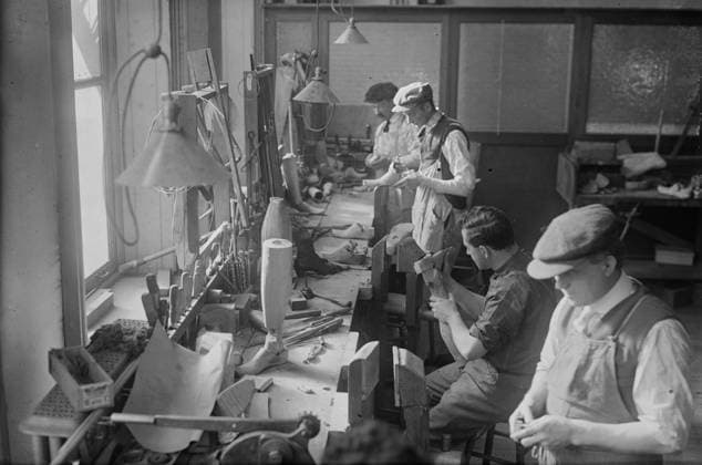 RECORD DATE NOT STATED Cripples making artificial limbs, between c1915 and c1920. Copyright:xHeritagexArt HeritagexImagesxBainxNewsxServicex IMAGO, ! ACHTUNG: AUFNAHMEDATUM GESCHÄTZT!  Copyright:HeritagexArt HeritagexImagesxBainxNewsxServicex IMAGO