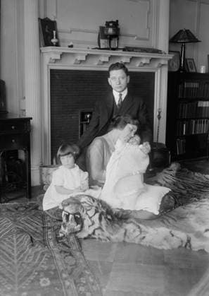 RECORD DATE NOT STATED Alma Gluck & Efrem Zimbalist, 1918 or 1919. Shows Efrem Zimbalist, Sr. (1889 or 1890-1985), an internationally known concert violinist, composer, teacher, conductor, and director of the Curtis Institute of Music with his wife, Romanian-American opera singer Alma Gluck (1884-1938) and their children Maria and baby Efrem Jr. (1918-2014) seated on tiger skin rug. Copyright:xHeritagexArt HeritagexImagesxBainxNewsxServicex IMAGO, ! ACHTUNG: AUFNAHMEDATUM GESCHÄTZT!  Copyright:HeritagexArt HeritagexImagesxBainxNewsxServicex IMAGO