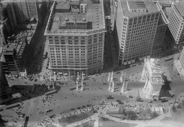 RECORD DATE NOT STATED Metropolitan Life Insurance Company Building, 1918 or 1919. Shows an aerial view from the Metropolitan Life Insurance Company Tower at 24th Street and 5th Avenue, New York City, showing the temporary Victory Arch at Madison Square. Copyright:xHeritagexArt HeritagexImagesxBainxNewsxServicex IMAGO, ! ACHTUNG: AUFNAHMEDATUM GESCHÄTZT!  Copyright:HeritagexArt HeritagexImagesxBainxNewsxServicex IMAGO