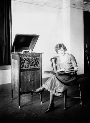 RECORD DATE NOT STATED Bert, between c1915 and c1920. Shows actress Sophie Flo Bert (1898-1981), seated by a Paramount model X phonograph. Copyright:xHeritagexArt HeritagexImagesxBainxNewsxServicex IMAGO, ! ACHTUNG: AUFNAHMEDATUM GESCHÄTZT!  Copyright:HeritagexArt HeritagexImagesxBainxNewsxServicex IMAGO