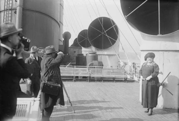RECORD DATE NOT STATED Luisa Tetrazzini, between c1915 and c1920. Shows opera singer Luisa Tetrazzini (1871-1940) with photographers taking her picture. Copyright:xHeritagexArt HeritagexImagesxBainxNewsxServicex IMAGO, ! ACHTUNG: AUFNAHMEDATUM GESCHÄTZT!  Copyright:HeritagexArt HeritagexImagesxBainxNewsxServicex IMAGO