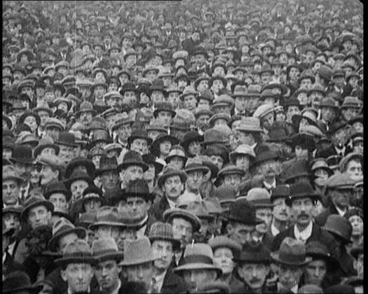 RECORD DATE NOT STATED Huge Irish Crowd Gathering to Hear Michael Collins Speak, 1922. From Time to Remember - Sitting Still And Going Slowly, 1922 (Reel 4); a review of events in 1922 including Irish Troubles, war between Greece and Turkey and developments in aviation and radio. Copyright:xBritishxPathexLtd HeritagexImagesxBritishxPathexLtdx IMAGO, ! ACHTUNG: AUFNAHMEDATUM GESCHÄTZT!  Copyright:BritishxPathexLtd HeritagexImagesxBritishxPathexLtdx IMAGO