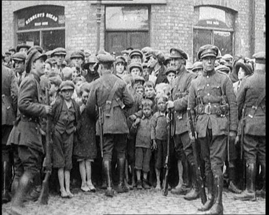 RECORD DATE NOT STATED Soldiers Holding Back Children in Dublin, 1922. From Time to Remember - Sitting Still And Going Slowly, 1922 (Reel 4); a review of events in 1922 including Irish Troubles, war between Greece and Turkey and developments in aviation and radio. Copyright:xBritishxPathexLtd HeritagexImagesxBritishxPathexLtdx IMAGO, ! ACHTUNG: AUFNAHMEDATUM GESCHÄTZT!  Copyright:BritishxPathexLtd HeritagexImagesxBritishxPathexLtdx IMAGO