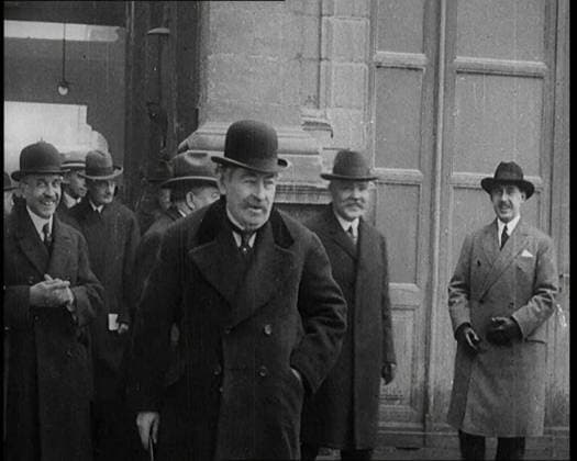 RECORD DATE NOT STATED The French Prime Minister Aristide Briand Standing Outside with a Group of Male Civilians in Hats, 1926. ...unstable though Germany seemed, the other western nations deemed it opportune to admit her into the League of Nations. Well, better in than out, many said. Traditional opponents of Germany like France, kept their true thoughts to themselves, but still they let her in . From Time to Remember 1926 - Short Sharp Shower- Reel 1; a documentary about 1926 - General Strike, international politics, dancing, weather and record breaking feats. Copyright:xBritishxPathexLtd HeritagexImagesxBritishxPathexLtdx IMAGO, ! ACHTUNG: AUFNAHMEDATUM GESCHÄTZT!  Copyright:BritishxPathexLtd HeritagexImagesxBritishxPathexLtdx IMAGO