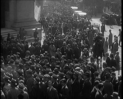 RECORD DATE NOT STATED Unemployed People Gathering on the Streets , 1929. The recession - sorry - depression, was touching bottom...the bread line, and plain doing nothing. But it wasn t only the jobless who suffered. In 1929, overnight the bottom fell out of Wall Street and millions held their breath as their savings melted away...It meant that in Wall Street there was no such thing as a dead cert any longer. It was a time of despair, and suicide, and panic . From Time to Remember - 1929 The Time Of The House At Bognor - Reel 3; a documentary about the world in 1929. Illness of King George V & economic depression. Copyright:xBritishxPathexLtd HeritagexImagesxBritishxPathexLtdx IMAGO, ! ACHTUNG: AUFNAHMEDATUM GESCHÄTZT!  Copyright:BritishxPathexLtd HeritagexImagesxBritishxPathexLtdx IMAGO