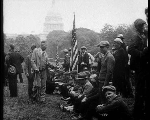 RECORD DATE NOT STATED American Civilians Gathering in Front of the White House in Washington DC in a Demonstration, 1930s. Bad days. Days of the Bonus Army US veterans asking for government support during the Depression camping on Washington s doorstep, demanding decent treatment...a living wage instead of an existence . From Time to Remember - The Tough Guys, 1930s (Reel 1); a documentary film mainly about life in depression- and gangster-hit America. Copyright:xBritishxPathexLtd HeritagexImagesxBritishxPathexLtdx IMAGO, ! ACHTUNG: AUFNAHMEDATUM GESCHÄTZT!  Copyright:BritishxPathexLtd HeritagexImagesxBritishxPathexLtdx IMAGO