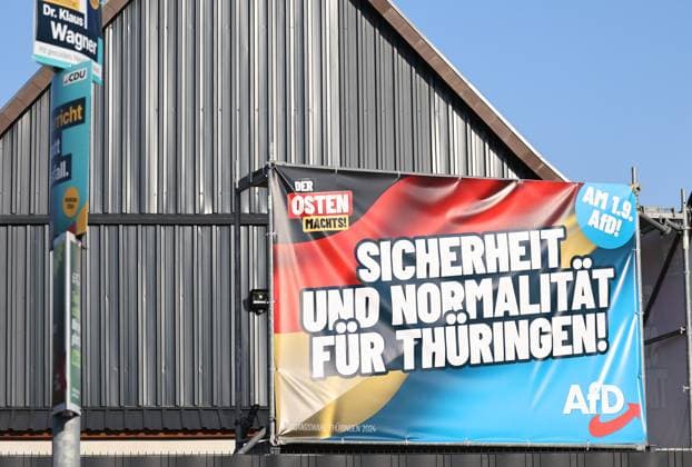 Wahlplakate 01.08.2024, Koelleda, Wahlplakate zur Landtagswahl am 01.09.2024 in Thueringen im Bild: Transparent der AfD - Sicherheit und Normalitaet fuer Thueringen - wurde an einem Baugeruest befestigt *** Election posters 01 08 2024, Koelleda, election posters for the state election on 01 09 2024 in Thuringia in the picture banner of the AfD security and normality for Thuringia was attached to a scaffold