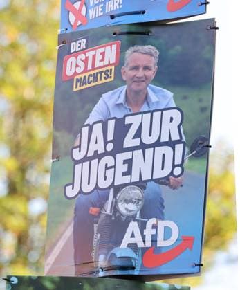 Wahlplakate 01.08.2024, Koelleda, Wahlplakate zur Landtagswahl am 01.09.2024 in Thueringen im Bild: Wahlplakat der AfD - Bjoern Hoecke auf einer Simson - Ja! Zur Jugend! *** Election posters 01 08 2024, Koelleda, Election posters for the state election on 01 09 2024 in Thuringia in the picture election poster of the AfD Bjoern Hoecke on a Simson Yes To Youth
