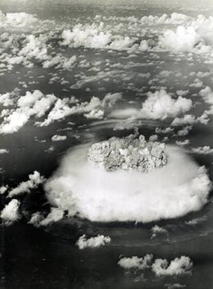 Archivbilder der Woche KW31 Mushroom cloud on Bikini Atoll Mushroom cloud with ships below during Operation Crossroads nuclear weapons test on Bikini Atoll Copyright: xPhoto12 AnnxRonanxPicturexLibraryx ARP18A09420 !ACHTUNG AUFNAHMEDATUM GESCHÃ„TZT!