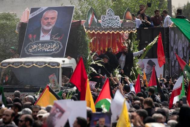 Bilder des Jahres 2024, News 08 August News Themen der Woche KW31 News Bilder des Tages Iran Hosts Funeral For Killed Hamas Leader Ismail Haniyeh In Tehran A truck is carrying the coffins containing the bodies of Hamas leader Ismail Haniyeh and his bodyguard Abu Shaaban through the crowd during a funeral ceremony in Tehran, Iran, on August 1, 2024. Ismail Haniyeh and his bodyguard, Abu Shaaban, are killed in an air strike on Haniyeh s residence in northern Tehran the day after the inauguration ceremony of Iran s new president, Masoud Pezeshkian. Tehran Iran  Copyright: xMortezaxNikoubazlx originalFilename: nikoubazl-iranhost240801_npIsb.jpg