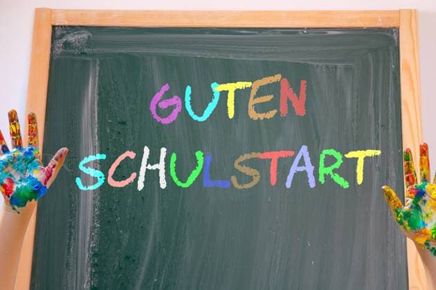 Symbolbild Schulstart: Auf einer Schultafel steht GUTEN SCHULSTART (Composing) *** Symbolic image school start A school blackboard reads GUTEN SCHULSTART Composing Copyright: xUdoxHerrmannx