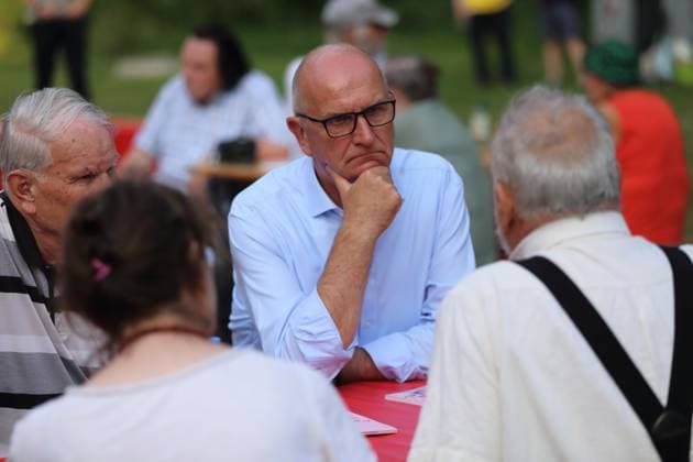 Dietmar Woidke (SPD, Ministerpräsident Brandenburg und Spitzenkandidat) im Gespräch mit Besuchern während der Strohballenfest-Sommertour, einer Wahlkampfveranstaltung der SPD für die Landtagswahl in Brandenburg, Wilhelmshorst bei Potsdam, 1. August 2024. Die Wahl findet am 22. September statt. Landtagswahl Brandenburg 2024: SPD Strohballenfest *** Dietmar Woidke SPD, Minister President of Brandenburg and top candidate in conversation with visitors during the Strohballenfest summer tour, a campaign event of the SPD for the state election in Brandenburg, Wilhelmshorst near Potsdam, August 1, 2024 The election will take place on September 22 State election Brandenburg 2024 SPD Strohballenfest