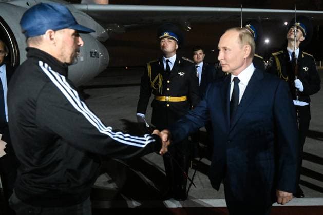 Bilder des Jahres 2024, News 08 August News Themen der Woche KW31 RUSSIA, MOSCOW - AUGUST 1, 2024: Russia s President Vladimir Putin (R) welcomes Russian citizens released in a prisoner exchange, at Vnukovo-2 Airport. The prisoner exchange between Russia and the West took place in Ankara on August 1; 26 prisoners who had been kept in prisons of the United States, Germany, Poland, Slovenia, Norway, Russia and Belarus, were released. Ten people including two minors, Artyom Dultsev, Anna Dultseva and their children, Vadim Krasikov, Pavel Rubtsov, Mikhail Mikushin, Roman Seleznev, Vladislav Klyushin, Vadim Konoshchenok, were sent to Russia, 13 to Germany and three to the United States. Mikhail Voskresensky POOL TASS  72639695