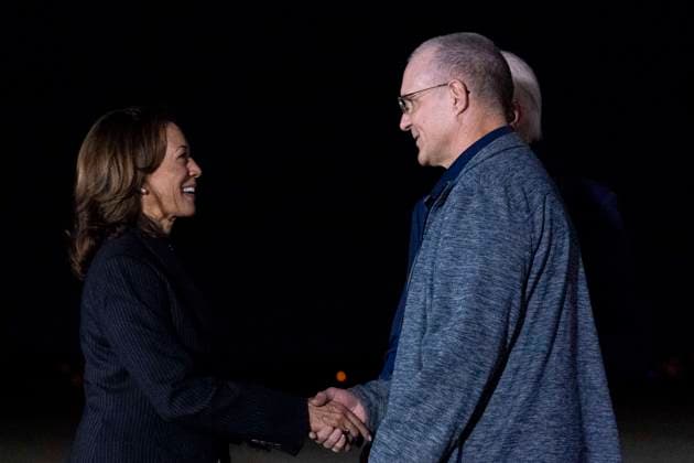 U.S. President Joe Biden and Vice President Harris greet hostages at Joint Base Andrews Vice President Kamala Harris, from left, and President Joe Biden greet Paul Whelan his release as part of a 24-person prisoner swap between Russia and the United States, at Joint Base Andrews, Maryland on Thursday, August 1, 2024. Photo by Ken Cedeno Pool ABACAPRESS.COM JOINT BASE ANDREWS MD United States  Copyright: xPool ABACAx