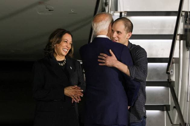 Bilder des Jahres 2024, News 08 August News Themen der Woche KW31 News Bilder des Tages Vice-President Kamala Harris and President Joe Biden greet Journalist Evan Gershkovich who was recenlty released from a Russian prison in a prisoner swap at Joint Base Andrews on August 1, 2024 in Prince Georges County, MD. was one of three American citizens and one green card holder that had been wrongfully detained in Russian prisons accused of spreadeing false information and other charges.  SWAP20240801005 JemalxCountess