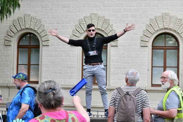 Saarbrücken. Gegen die Lesung des österreichischen Rechtsextremisten Martin Sellner im Saarland fand an der Europagalerie am Donnerstag eine Demonstration statt. Und zur völligen Überraschung aller stand Sellner plötzlich selbst auf der Mauer vor der Europagalerie, schrie in die Menge, man möge sein Buch lesen und hielt zwei Taktstöcke in die Luft, um die Demo zu dirigieren. Unter lauten Protestrufen ãNazis rausÒ verschwand er im Laufschritt in der Europagalerie, bevor die Polizei überhaupt aus dem Streifenwagen aussteigen konnte. Die SPD-Landtagsabgeordnete Kira Braun googelte sofort Sellners Gesicht und bestätigte, dass er wirklich selbst gekommen war: ãEr hat jetzt nichts Verbotenes getan, aber er will offensichtlich maximal provozierenÒ bub