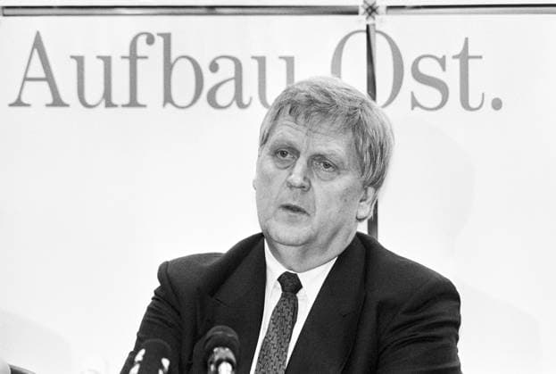 Archivbilder der Woche KW31 Deutschland, Bonn, 17.02.1994 Archiv.: 46-20-17 Pressekonferenz Telekom Aufbau Ost Foto: Helmut Ricke, Vorstandsvorsitzender Telekom Pressekonferenz Telekom Aufbau Ost *** Germany, Bonn, 17 02 1994 Archive 46 20 17 Press conference Telekom Aufbau Ost Photo Helmut Ricke, Chairman of the Board of Management Telekom Press conference Telekom Aufbau Ost