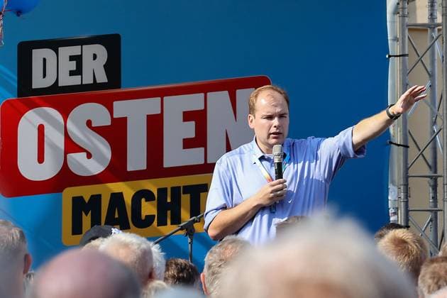 News Bilder des Tages AfD Sommerfest in Altenburg AfD Sommerfest in Altenburg auf dem Markt am 2.8.2024 im Foto Torben Braga Kandidat zur Landtagswahl in Thüringen am 1.9.2024 aus dem Wahlkreis Altenburger Land Altenburg Thüringen Germany *** AfD summer party in Altenburg AfD summer party in Altenburg on the market on 2 8 2024 in the photo Torben Braga Candidate for the state election in Thuringia on 1 9 2024 from the Altenburger Land Altenburg constituency Thuringia Germany
