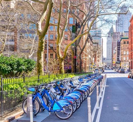IMAGO Creative, Lifestyle, Frühling in der Stadt Bicycles for rent under the Citi Bike system which provides 33000 bikes for rent at 1900 stations, New York City, United States of America, North America Copyright: BarryxDavis 1358-397