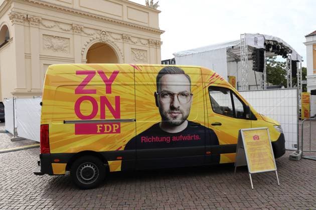 Ein Fahrzeug mit einem Foto von Zyon Braun (FDP, Landesvorsitzender und Spitzenkandidat) während einer Wahlkampfveranstaltung der FDP für die Landtagswahl in Brandenburg, Brandenburger Tor, Potsdam, 2. August 2024. Die Wahl findet am 22. September statt. Landtagswahl Brandenburg 2024: FDP Wahlkampfveranstaltung *** A vehicle with a photo of Zyon Braun FDP, state chairman and top candidate during a campaign event of the FDP for the state election in Brandenburg, Brandenburg Gate, Potsdam, August 2, 2024 The election will take place on September 22 State election Brandenburg 2024 FDP campaign event