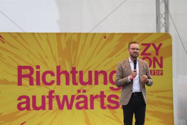 Zyon Braun (FDP, Landesvorsitzender und Spitzenkandidat) spricht während einer Wahlkampfveranstaltung der FDP für die Landtagswahl in Brandenburg, Brandenburger Tor, Potsdam, 2. August 2024. Die Wahl findet am 22. September statt. Landtagswahl Brandenburg 2024: FDP Wahlkampfveranstaltung *** Zyon Braun FDP, state chairman and top candidate speaks during a campaign event of the FDP for the state election in Brandenburg, Brandenburger Tor, Potsdam, August 2, 2024 The election will take place on September 22 State election Brandenburg 2024 FDP campaign event