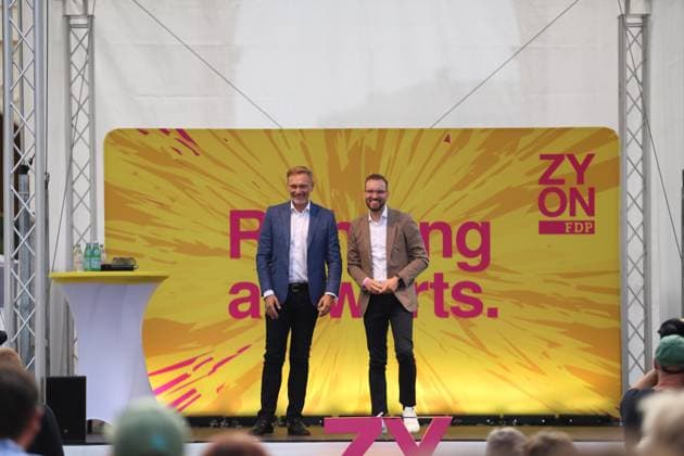Christian Lindner (FDP, Bundesvorsitzender und Bundesfinanzminister) und Zyon Braun (FDP, Landesvorsitzender und Spitzenkandidat), v.l., während einer Wahlkampfveranstaltung der FDP für die Landtagswahl in Brandenburg, Brandenburger Tor, Potsdam, 2. August 2024. Die Wahl findet am 22. September statt. Landtagswahl Brandenburg 2024: FDP Wahlkampfveranstaltung *** Christian Lindner FDP, Federal Chairman and Federal Minister of Finance and Zyon Braun FDP, State Chairman and top candidate , f l , during a campaign event of the FDP for the state election in Brandenburg, Brandenburg Gate, Potsdam, August 2, 2024 The election will take place on September 22 State election Brandenburg 2024 FDP campaign event