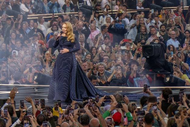 Bilder des Jahres 2024, Entertainment 08 August Entertainment Bilder des Tages Adele performs her opening night concert at the specially built open-air arena in Munich Featuring: Adele Where: Munich, Germany When: 02 Aug 2024 Credit: Cover Images EDITORIAL USE ONLY. NOT FOR USE BY NEWSPAPERS BASED IN THE UK. Copyright: xx coverimg54002598