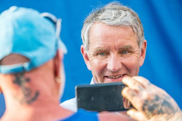 Björn Höcke, AfD-Politiker, auf Wahlkampftour in Thüringen, mit einem Fan beim AfD Sommerfest in Altenburg, 2. August 2024 Deutschland, Altenburg, 2. August 2024, Björn Höcke, 52, AfD-Fraktionsvorsitzender im thüringischen Landtag, bei Wahlkampf in Altenburg, beim AfD Sommerfest auf dem Marktplatz Altenburg mit einem Besucher der Kundgebung, der ihm sein Handyfoto zeigt, die Landtagswahlen sind am 1. September, rechtsextremer Politiker, Politik, *** Björn Höcke, AfD politician, on election campaign tour in Thuringia, with a fan at the AfD summer party in Altenburg, August 2, 2024 Germany, Altenburg, August 2, 2024, Björn Höcke, 52, AfD parliamentary group leader in the Thuringian state parliament, during election campaign in Altenburg