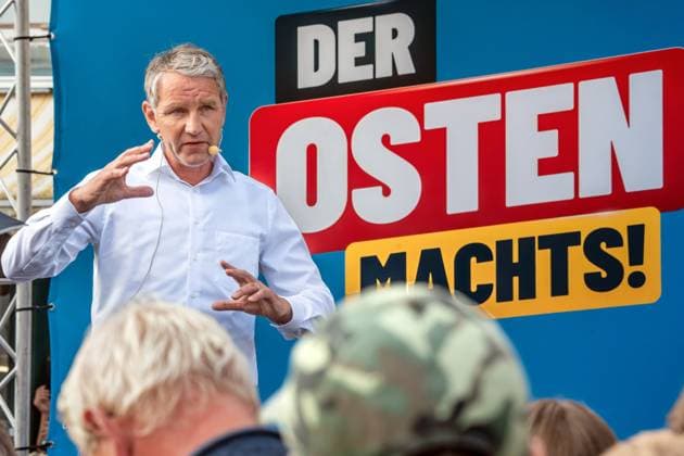 Björn Höcke, AfD-Politiker, auf Wahlkampftour in Thüringen, AfD Sommerfest in Altenburg, 2. August 2024 Deutschland, Altenburg, 2. August 2024, Björn Höcke, 52, AfD-Fraktionsvorsitzender im thüringischen Landtag, bei Wahlkampf in Altenburg, Rede beim AfD Sommerfest auf dem Marktplatz Altenburg, AfD Wahlslogan Der Osten machts!, die Landtagswahlen sind am 1. September, rechtsextremer Politiker, Politik, *** Björn Höcke, AfD politician, on election campaign tour in Thuringia, AfD summer party in Altenburg, August 2, 2024 Germany, Altenburg, August 2, 2024, Björn Höcke, 52, AfD parliamentary group leader in the Thuringian state parliament, during election campaign in Altenburg, speech at the AfD summer party on the Altenburg market squa