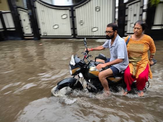News Themen der Woche KW31 News Bilder des Tages Heavy Rain In Kolkata A man is riding a bike in a waterlogged street after heavy rains in Kolkata, India, on August 3, 2024. Kolkata West Bengal India  Copyright: xSudiptaxDasx originalFilename: das-heavyrai240803_npCNm.jpg