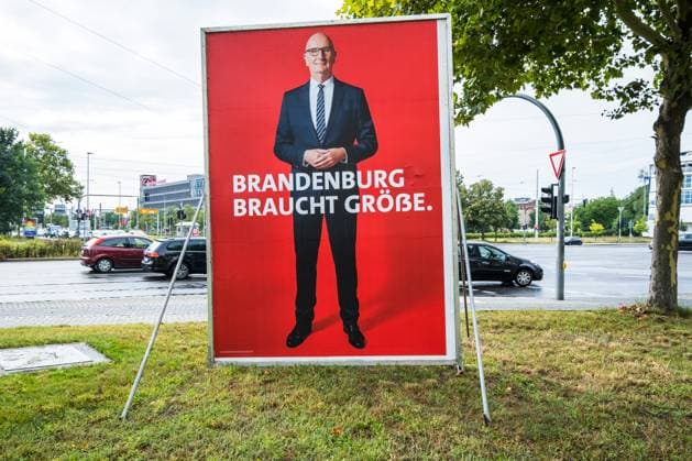 Landtagswahlkampf in Brandenburg startet DEU Deutschland Brandenburg Cottbus, 02.08.2024, Ein Wahlplakat von Dietmar Woidke (SPD), Ministerpraesident von Brandenburg, steht an einer Strassenkreuzung im Stadtzentrum von Cottbus. Als amtierender Ministerpraesident ist Dietmar Woidke der Spitzenkandidat der SPD Brandenburg. Die Landtagswahl findet in Brandenburg am 22. September 2024 statt. *** State election campaign in Brandenburg starts DEU Germany Brandenburg Cottbus, 02 08 2024, An election poster of Dietmar Woidke SPD , Minister President of Brandenburg, stands at a street intersection in the city center of Cottbus As incumbent Minister President, Dietmar Woidke is the top candidate of the SPD Brandenburg The state election in Brandenbur AF_Cottbus_88107