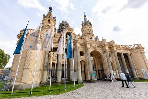 Schweriner Schloss: UNESCO-Weltkulturerbe Das Bild zeigt das Schweriner Schloss, das Teil des Residenzensembles Schwerin ist und kürzlich in die UNESCO-Welterbeliste aufgenommen wurde. Dieses historische Bauwerk dient als Sitz des Landtags von Mecklenburg-Vorpommern. Die Fassade des Schlosses ist reich verziert mit Skulpturen, Säulen und dekorativen Elementen. Schwerin Mecklenburg-Vorpommern Deutschland *** Schwerin Castle UNESCO World Heritage Site The picture shows Schwerin Castle, which is part of the Schwerin residential ensemble and was recently inscribed on the UNESCO World Heritage List This historic building serves as the seat of the state parliament of Mecklenburg-Vorpommern The facade of the castle is richly decorated with sculpt