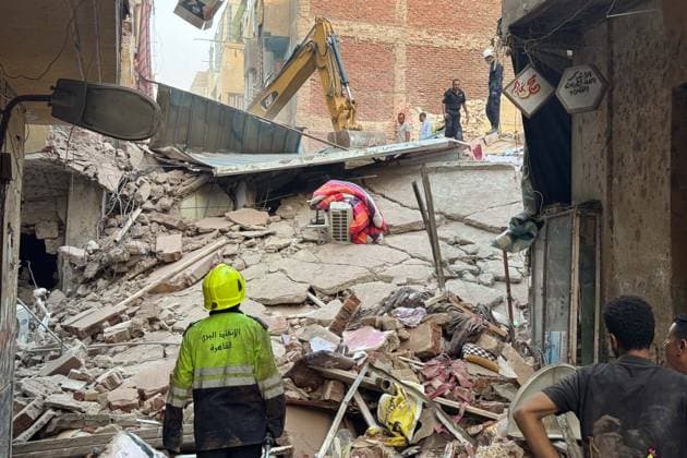 Bilder des Jahres 2024, News 08 August News Themen der Woche KW31 News Bilder des Tages Ägypten, Gebäudeeinsturz in Kairo (240804) -- CAIRO, Aug. 4, 2024 -- Rescuers search for missing people on the site of a building collapse in Cairo, Egypt, on Aug. 3, 2024. At least one person was killed and seven others wounded in a five-story building collapse that took place on Saturday in a neighborhood in the Shubra district of the Egyptian capital Cairo, the Cairo Governorate said in a statement. ) EGYPT-CAIRO-BUILDING COLLAPSE AhmedxGomaa 