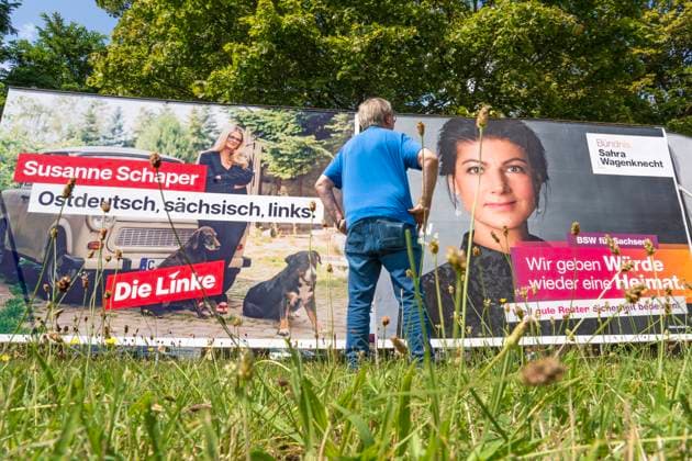 Wahlplakate von BSW und Die Linke, Wahlkampf in Sachsen, Zwickau, August 2024 Deutschland, Zwickau, 3. August 2024, Wahlplakate von BSW Bündnis Sahra Wagenknecht und von Die Linke mit der sächsischen Spitzenkandidatin Susanne Schaper, auf einer grünen Wiese, Passant, Wahlslogan: Wir geben Würde wieder eine Heimat (BSW) und Ostdeutsch, sächsisch, links (Die Linke), Wahlkampf in Sachsen, die sächsischen Landtagswahlen sind am 1. September, Politiker, Politik, *** Election posters of BSW and Die Linke, election campaign in Saxony, Zwickau, August 2024 Germany, Zwickau, August 3, 2024, election posters of BSW alliance Sahra Wagenknecht and Die Linke with the Saxon top candidate Susanne Schaper, on a green meadow, passer-by, election sloga