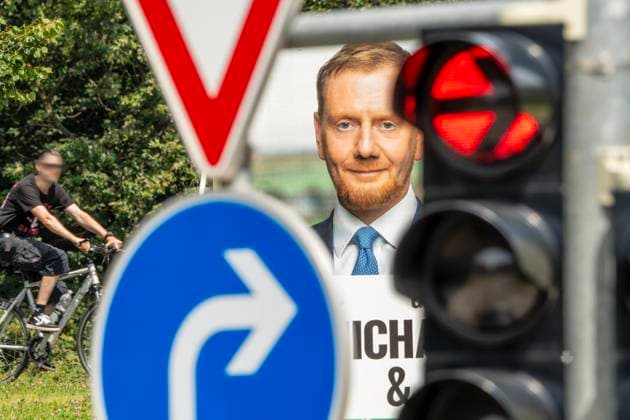 Wahlplakat von Ministerpräsident Michael Kretschmer, CDU, roter Rechtsabbiegerpfeil, Wahlkampf in Sachsen, Zwickau, August 2024 Deutschland, Zwickau, 3. August 2024, Wahlplakat von Ministerpräsident Michael Kretschmer, CDU, Ampel mit rotem Rechtsabbiegerpfeil, Symbolfoto, Wahlkampf in Sachsen, die sächsischen Landtagswahlen sind am 1. September, Politiker, Politik, *** Election poster of Prime Minister Michael Kretschmer, CDU, red right-turn arrow, election campaign in Saxony, Zwickau, August 2024 Germany, Zwickau, August 3, 2024, election poster of Prime Minister Michael Kretschmer, CDU, traffic light with red right-turn arrow, symbolic photo, election campaign in Saxony, the Saxon state elections are on September 1, politicians, politi