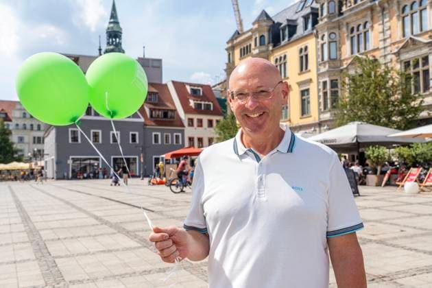 Gerald Otto, MdL CDU, macht Wahlkampf auf dem Zwickauer Hauptmarkt, Zwickau, August 2024 Deutschland, Zwickau, 3. August 2024, Gerald Otto, geb. 1964, MdL CDU, bei Wahlkampf in auf dem Zwickauer Hauptmarkt, die Landtagswahlen in Sachsen sind am 1. September, Otto ist seit 2009 Mitglied des Sächsischen Landtags, Politiker, Politik, *** Gerald Otto, MdL CDU, campaigning at Zwickaus main market, Zwickau, August 2024 Germany, Zwickau, August 3, 2024, Gerald Otto, born 1964, MdL CDU, campaigning at Zwickaus main market, the state elections in Saxony are on September 1, Otto has been a member of the Saxon state parliament since 2009, Politician, Politics,