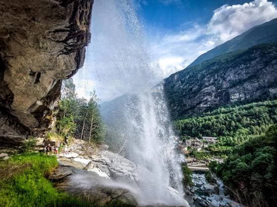 August 4, 2024, Turin, Italy: Alcuni turisti cercano refrigerio con una visita alla cascata di Noasca, nel parco del Gran Paradiso, Torino, 04 agosto 2024. Some tourists cool off visiting Noasca waterfall in the park of Gran Paradiso, near Turin, Italy, 04 August 2024. ANSA TINO ROMANO Turin Italy  - ZUMAa110 20240804_zaf_a110_037 Copyright: xTinoxRomanox