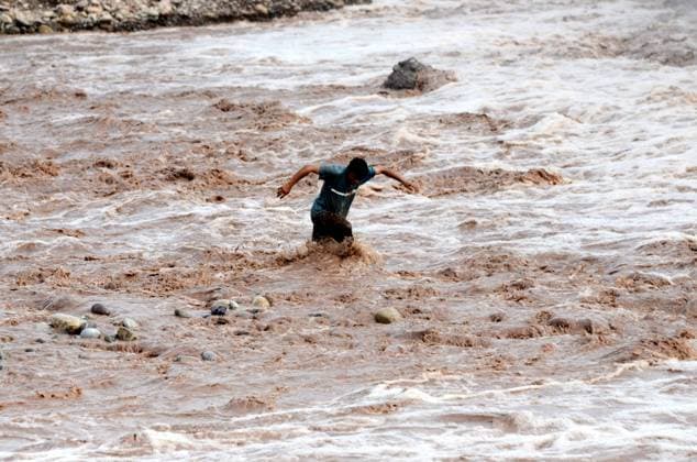 Bilder des Jahres 2024, News 08 August News Themen der Woche KW31 NEWS Bilder des Tages August 4, 2024, Peshawar, Peshawar, Pakistan: Flash Floods Devastate in Khyber Agency BaraKHYBER AGENCY, PAKISTAN, AUGUST, 04: People wade through a flooded bridge on a stream, which is overflowing following heavy rains, on the outskirts of Bara, Pakistan, Sunday, August 04, 2024. Lightnings and heavy rains killed dozens of people, mostly farmers, across Pakistan in the past three days, officials said Monday, as authorities declared a state of emergency in the country s southwest following an overnight rainfall to avoid any further casualties and damages. Peshawar Pakistan - ZUMAa217 20240804_znp_a217_021 Copyright: xHussainxAlix