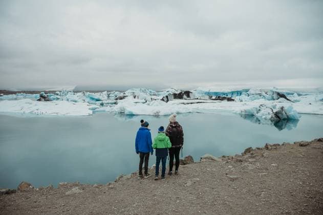 Creative Highlights Symbolbilder Family watching melting icebergs at glacier lagoon, Iceland Höfn, Sveitarfélagið Hornafjörður, Iceland R_FFVO240801-1458871-01 ,model released, Symbolfoto