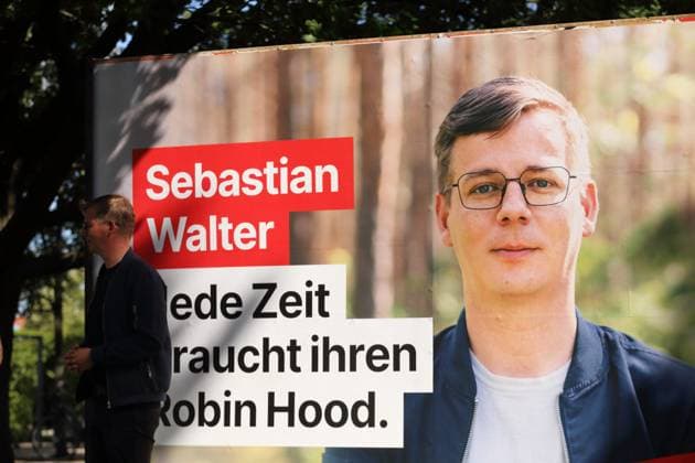 Sebastian Walter (Die Linke, Landesvorsitzender und Spitzenkandidat) steht vor einem Großflächenplakat mit einem Foto von Sebastian Walter und der Aufschrift Jede Zeit braucht ihren Robin Hood während der Vorstellung der Wahlplakate für die Landtagswahl in Brandenburg, Lustgarten, Potsdam, 5. August 2024. Die Wahl findet am 22. September statt. Landtagswahl Brandenburg 2024: Vorstellung Wahlplakate Die Linke *** Sebastian Walter Die Linke, state chairman and top candidate stands in front of a large poster with a photo of Sebastian Walter and the inscription Every time needs its Robin Hood during the presentation of the election posters for the state election in Brandenburg, Lustgarten, Potsdam, August 5, 2024 The election will take plac