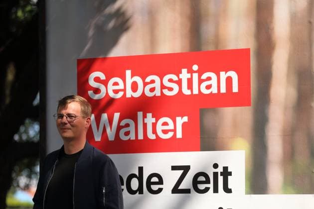 Sebastian Walter (Die Linke, Landesvorsitzender und Spitzenkandidat) steht vor einem Großflächenplakat mit einem Foto von Sebastian Walter und der Aufschrift Jede Zeit braucht ihren Robin Hood während der Vorstellung der Wahlplakate für die Landtagswahl in Brandenburg, Lustgarten, Potsdam, 5. August 2024. Die Wahl findet am 22. September statt. Landtagswahl Brandenburg 2024: Vorstellung Wahlplakate Die Linke *** Sebastian Walter Die Linke, state chairman and top candidate stands in front of a large poster with a photo of Sebastian Walter and the inscription Every time needs its Robin Hood during the presentation of the election posters for the state election in Brandenburg, Lustgarten, Potsdam, August 5, 2024 The election will take plac