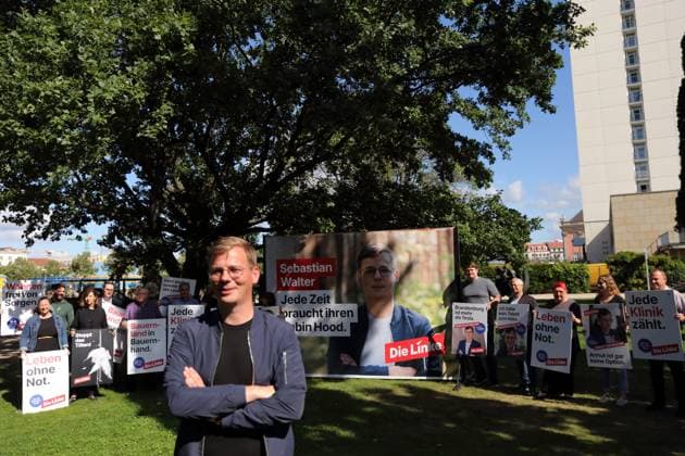 Sebastian Walter (vorn, Die Linke, Landesvorsitzender und Spitzenkandidat) und Landtagskandidaten mit Wahlplakaten stehen neben einem Großflächenplakat mit einem Foto von Sebastian Walter und der Aufschrift Jede Zeit braucht ihren Robin Hood während der Vorstellung der Wahlplakate für die Landtagswahl in Brandenburg, Lustgarten, Potsdam, 5. August 2024. Die Wahl findet am 22. September statt. Landtagswahl Brandenburg 2024: Vorstellung Wahlplakate Die Linke *** Sebastian Walter in front, Die Linke, state chairman and top candidate and state parliament candidates with election posters stand next to a large poster with a photo of Sebastian Walter and the inscription Every time needs its Robin Hood during the presentation of the election po