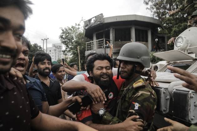 Bangladesch, Proteste in Dhaka Bangladeshi People Celebrate after PM fleeing People gather to celebrate the fall of Bangladesh Prime Minister Sheikh Hasina after intense clash between police, pro government stunts and Anti-Quota protesters in Dhaka, Bangladesh, August 5, 2024. Dhaka Dhaka Bangladesh Copyright: xAnikxRahmanx