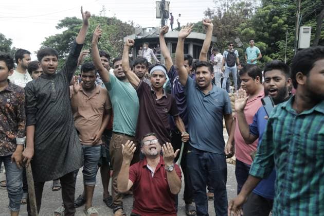 Bangladesch, Proteste in Dhaka Bangladeshi People Celebrate after PM fleeing People gather to celebrate the fall of Bangladesh Prime Minister Sheikh Hasina after intense clash between police, pro government stunts and Anti-Quota protesters in Dhaka, Bangladesh, August 5, 2024. Dhaka Dhaka Bangladesh Copyright: xAnikxRahmanx