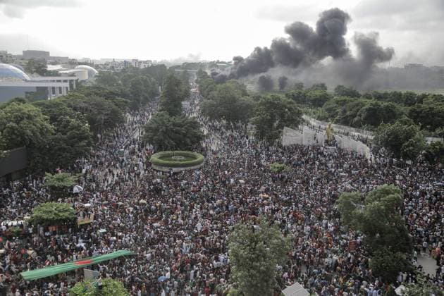 Bangladesch, Proteste in Dhaka Bangladeshi People Celebrate after PM fleeing People gather to celebrate the fall of Bangladesh Prime Minister Sheikh Hasina after intense clash between police, pro government stunts and Anti-Quota protesters in Dhaka, Bangladesh, August 5, 2024. Dhaka Dhaka Bangladesh Copyright: xAnikxRahmanx