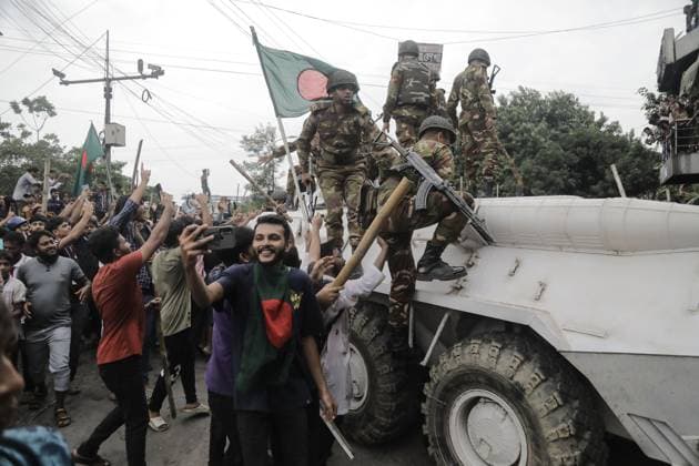 Bangladesch, Proteste in Dhaka Bangladeshi People Celebrate after PM fleeing People gather to celebrate the fall of Bangladesh Prime Minister Sheikh Hasina after intense clash between police, pro government stunts and Anti-Quota protesters in Dhaka, Bangladesh, August 5, 2024. Dhaka Dhaka Bangladesh Copyright: xAnikxRahmanx