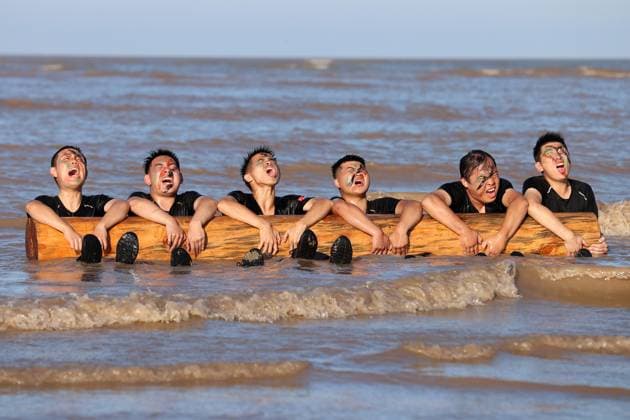 Bilder des Jahres 2024, News 08 August News Themen der Woche KW32 News Bilder des Tages SWAT Members Training ZHOUSHAN, CHINA - AUGUS 5, 2024 - SWAT members perform anti-log sit-ups training at the seaside in Zhoushan city, Zhejiang province, China, August 5, 2024. Zhoushan Zhejiang China  Copyright: xCFOTOx i1722857049692