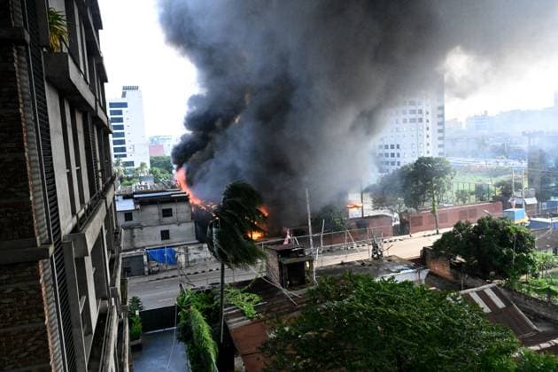 Bangladesch, Proteste in Dhaka Anti-government Protestors Celebrate In Dhaka Anti-government protestors are setting fire to an Awami League office in Dhaka, Bangladesh, on August 5, 2024. Protests in Bangladesh that began as student-led demonstrations against government hiring rules in July are culminating on August 5, with the prime minister fleeing and the military announcing it is forming an interim government. Dhaka Bangladesh  Copyright: xSTRx originalFilename: rashid-notitle240805_npUK0.jpg